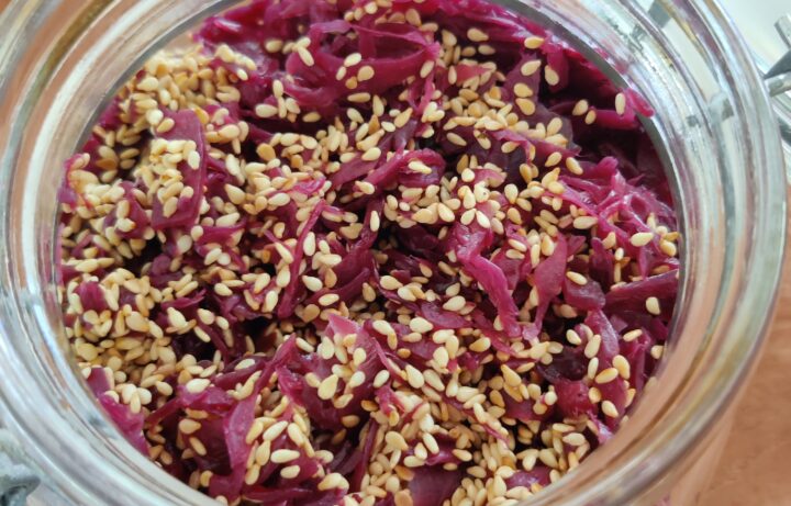 Red cabbage with sesame seeds