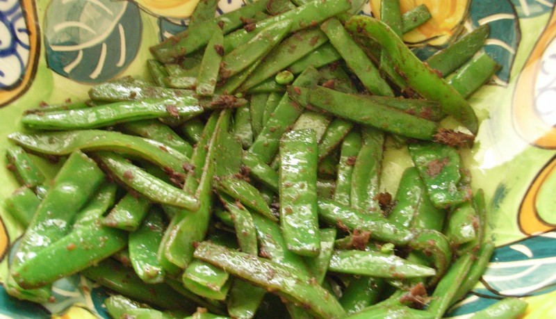 Fry the peas in anchovies and anchovy oil until bright gree